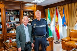 Amat agradece el trabajo del oficial de la Policía Local José Manuel Iniesta ante su inminente jubilación