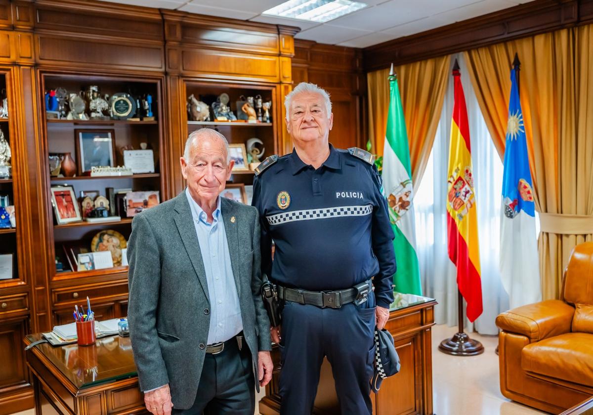 Amat agradece el trabajo del oficial de la Policía Local José Manuel Iniesta ante su inminente jubilación