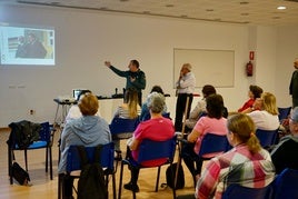 Uno de los momentos de la charla sobre los «peligros de internet» en el municipio de Vícar.