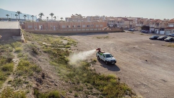 Uno de los vehículos de fumigación en un descampado en Roquetas de Mar.