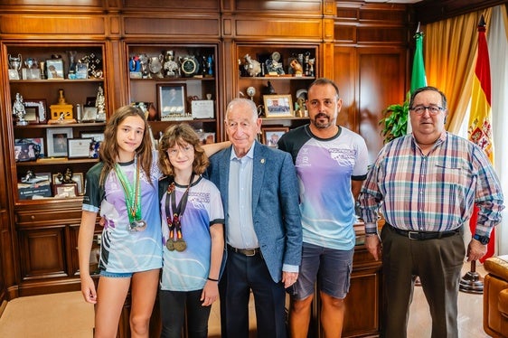 El alcalde felicita a los nadadores del Club de Natación Aguadulce Swim por los logros alcanzados