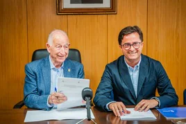 La firma del convenio de la Torre de Cerrillos realizada por los alcaldes de Roquetas de Mar y El Ejido.