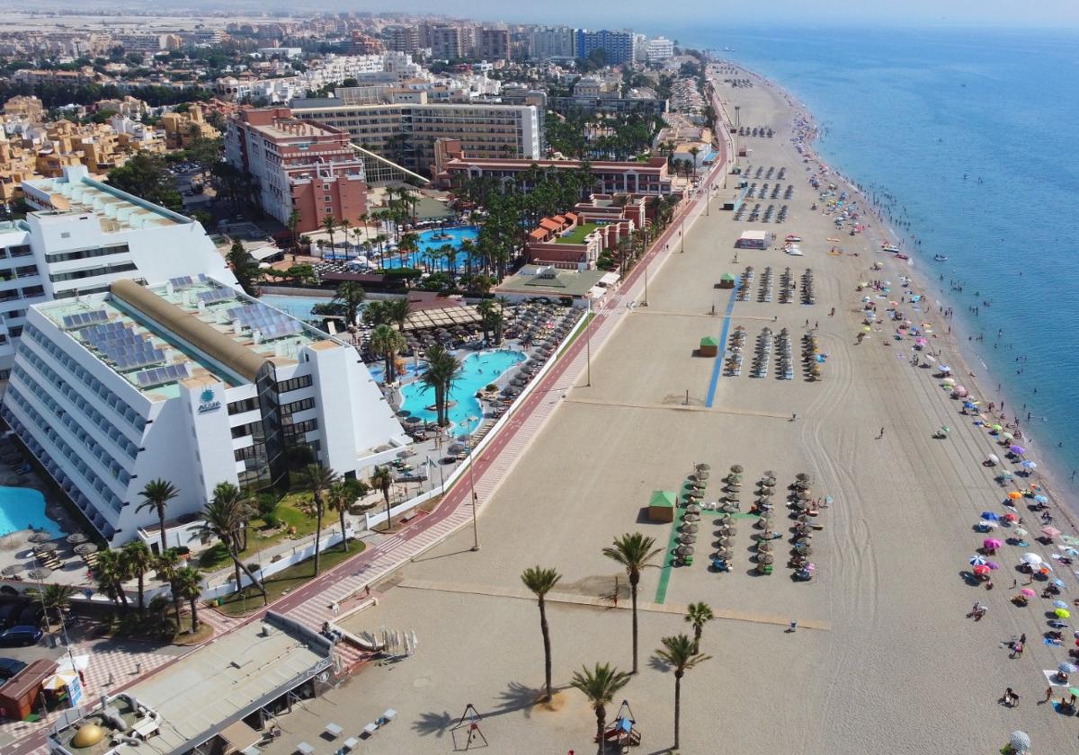 Una de las panorámicas de la localidad de Roquetas de Mar donde se divisa una gran playa de la zona.