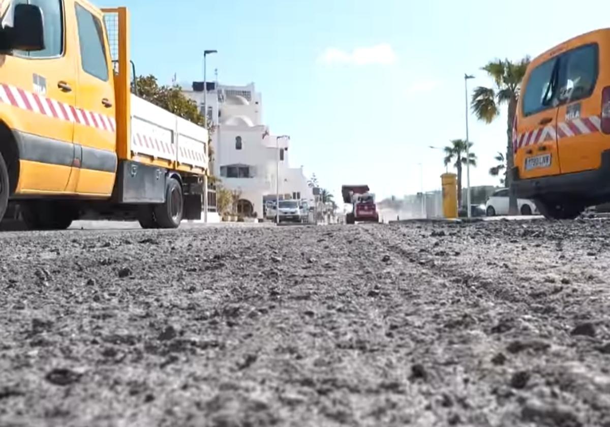 Trabajos de asfaltado en una de las carreteras de la localidad.