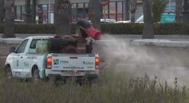 Uno de los vehículos de fumigación por la localidad roquetera.