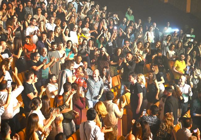 Mikel Izal se acerca a saludar al público en Roquetas de Mar.