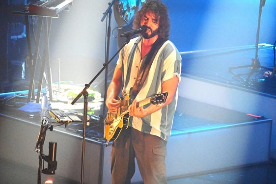 Mikel Izal ofrece 24 canciones en dos horas de concierto ante un público entregado en Roquetas
