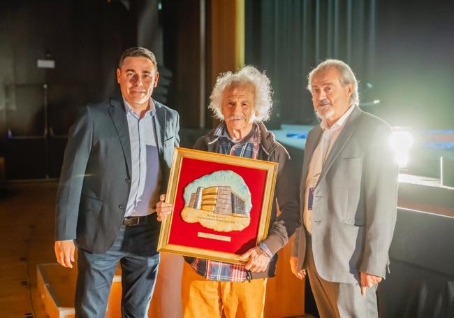 'El Brujo recibe un detalle del Ayuntamiento de Roquetas de Mar de la mano del concejal de Cultura, Daniel Salcedo.