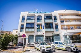 Imagen de la fachada de la Jefatura de Policía Local de la localidad de Roquetas de Mar.