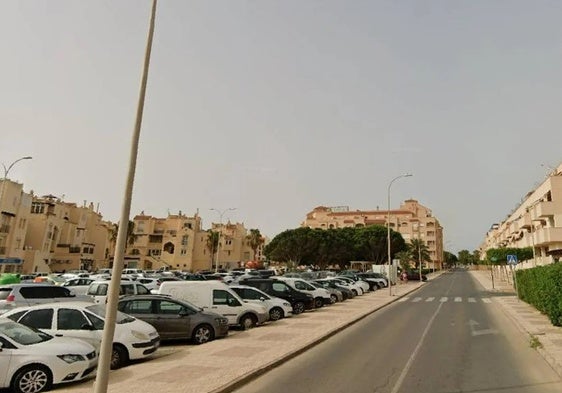 Vehículos aparcados en una avenida de Roquetas de Mar.