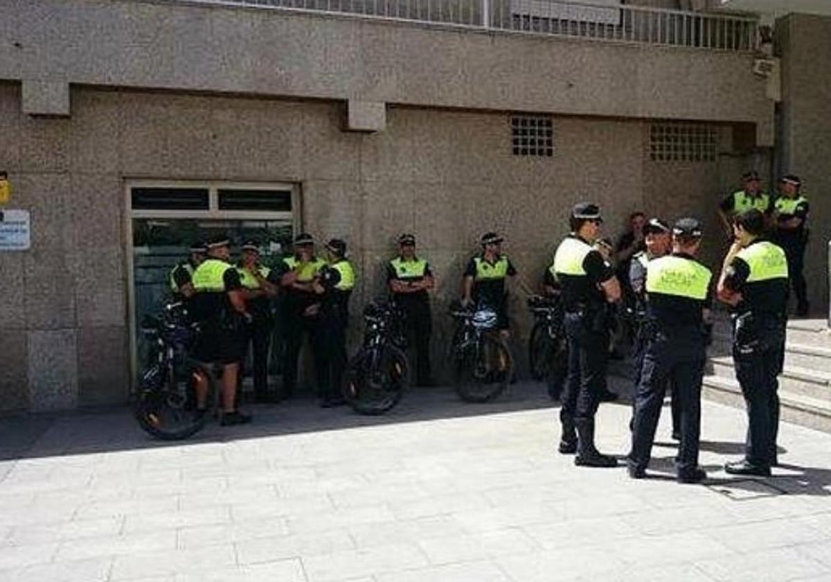 Varios agentes de polícia se reúnen a las puertas del Ayuntamiento de Roquetas de Mar.