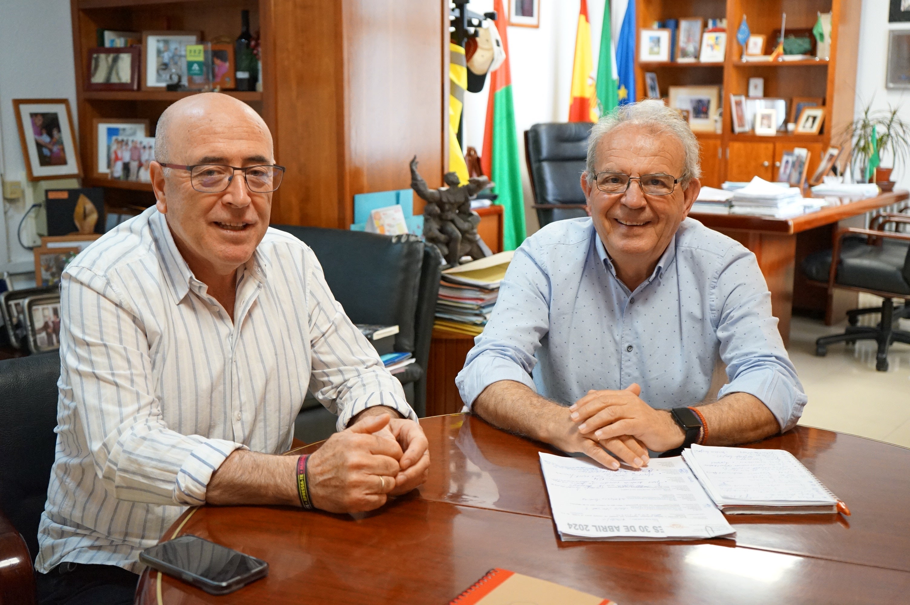 El alcalde de Vícar, Antonio Bonilla y el presidente de la Asociación Abuxarra, Juan José Bonilla.