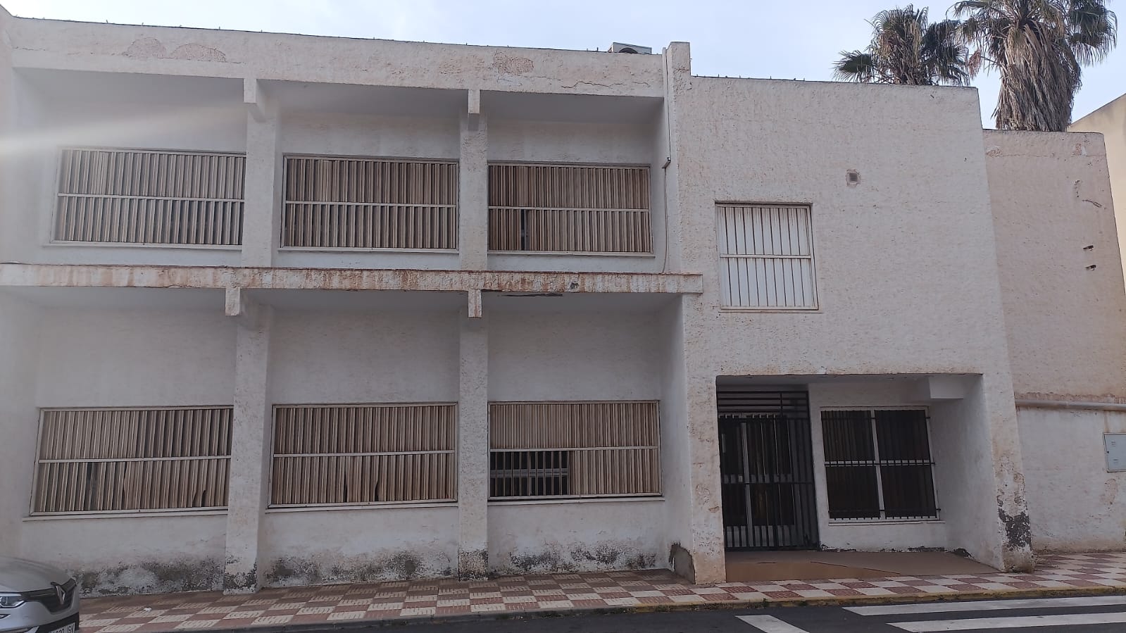 Edificio junto a la biblioteca de Las Marinas.