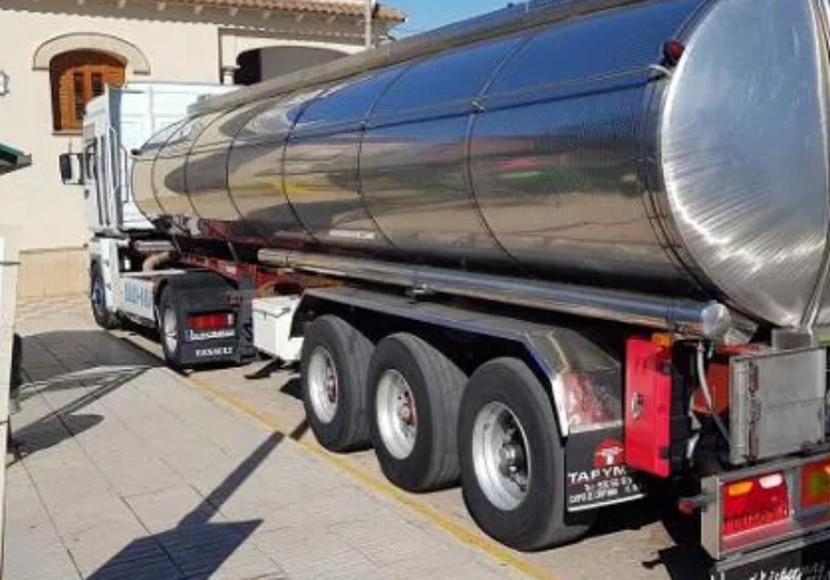 Un camión cisterna estacionado en una zona.