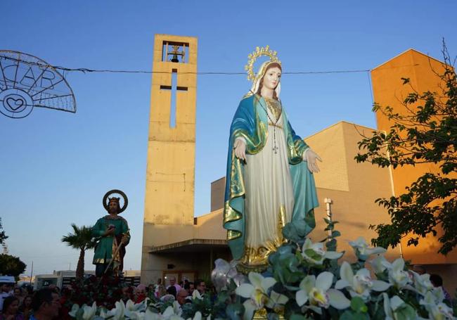 La Virgen de la Milagrosa y detrá, San Fernando.