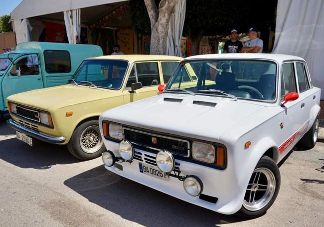 Exposición de coches clásicos por los Llanos de Vícar.