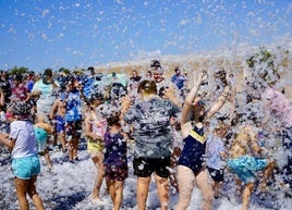 Jóvenes disfrutando de la fiesta de la espuma en los Llanos de Vícar.