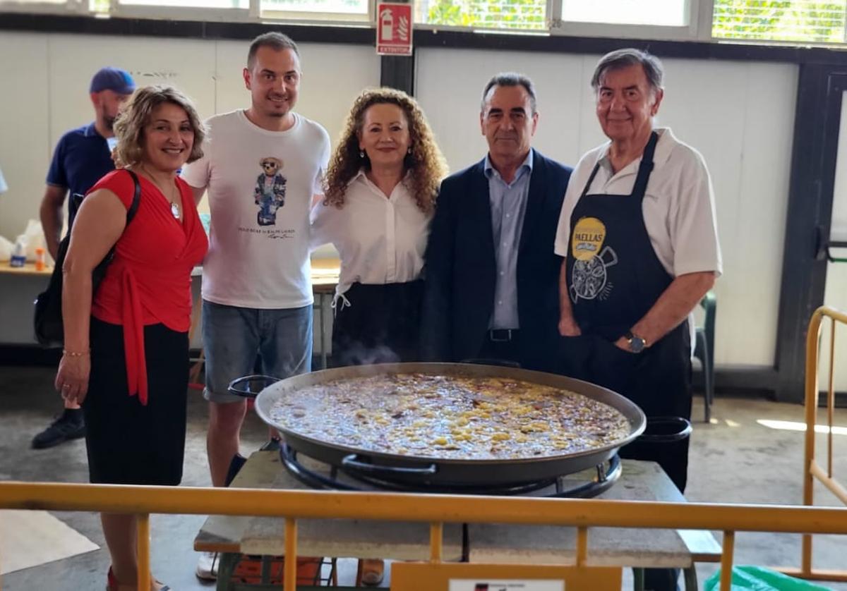 El alcalde de La Mojonera, José Miguel Hernández, acompañado de una gran paella.