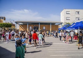 El mercadillo del CEIP Las Lomas contó con buena asistencia.