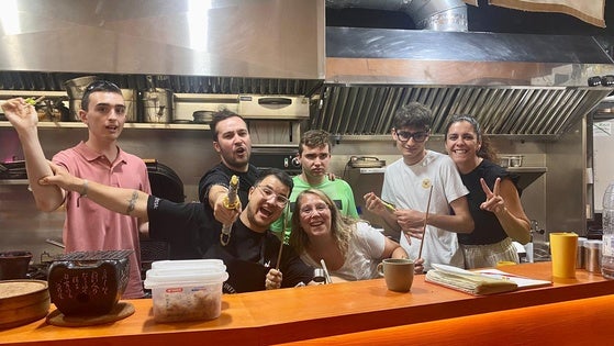 Alumnos TEA del Instituto Mar Mediterráneo aprenden a cocinar en un restaurante