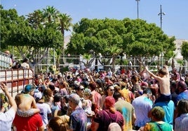 Celebración de la fiesta de la espuma en la Puebla de Vícar.