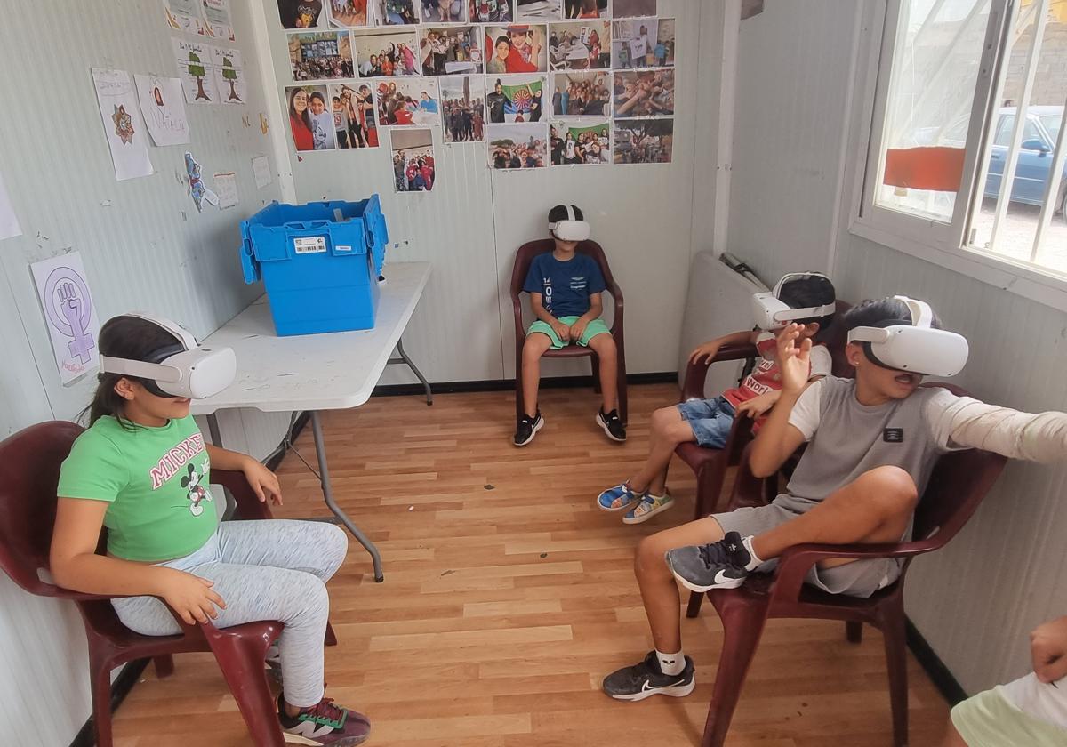 Niños de La Cimilla toman contacto con su primera experiencia de realidad virtual