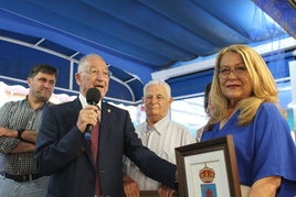 El alcalde de Roquetas de Mar, Gabriel Amat, le otorga un regalo a la gerente de la Heladería Alacant, Isabel Soriano