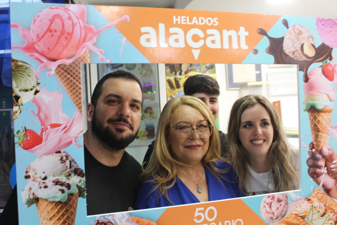 Así fue la celebración del 50 aniversario de la Heladería Alacant de Roquetas de Mar