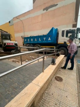 El alcalde de La Mojonera revisa las obras de la zona.