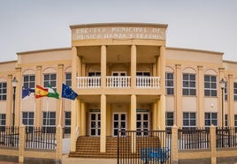 Fachada de la Escuela de Música, Danza y Teatro del municipio de Roquetas de Mar.