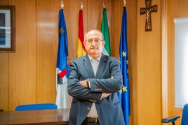 José Manuel Navarro, posa para IDEAL, en el interior del Ayuntamiento de Roquetas de Mar.