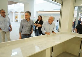 El alcalde de Vícar, Antonio Bonilla, revisa las obras del Mercado de Abastos de Puebla de Vícar.