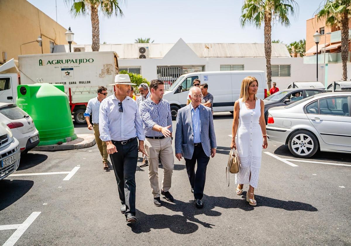 El alcalde visitó las obras de una de las calles de Las Marinas.