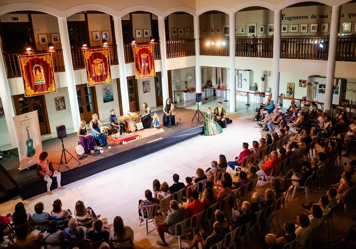 Uno de los momentos del espectáculo en el Castillo de Santa Ana, en Roquetas de Mar.