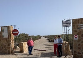 Concejales del PSOE de Roquetas en la puerta de acceso a Punta Entinas.