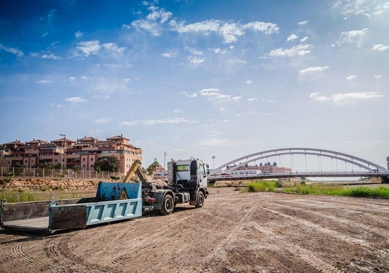 Un vehículo pesado recorre una zona de Roquetas de Mar.