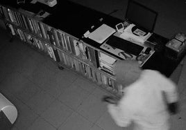 El presunto autor sustrajo 2.800 euros de la caja registradora.
