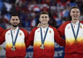 Álex Baena (izquierda) y Fermín con su medalla de oro.