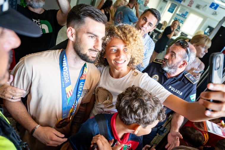 Álex Baena junto a los aficionados que lo han recibido.