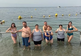 Algunos usuarios que disfrutaron de las jornadas de 'playeo' en Aguadulce.