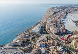 Una panorámica de la localidad de Roquetas de Mar donde se divisa el mar, algunos invernaderos y el Castillo de Santa Ana.