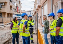 La concejala de Presidencia, Rocío Sánchez, charla con trabajadores en la localidad de Roquetas de Mar.