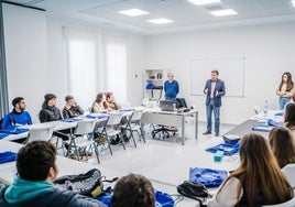 José Juan Rodríguez, concejal de Gobierno Interior y Educación, en una charla de formación.