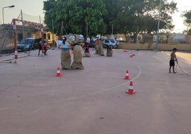 La comunidad jugando en un campo de fútbol sala.