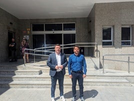 Concejales de la formación roquetas en la entrada del Ayuntamiento.