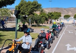 Varios niños disfrutan de la Semana de la Movilidad en Vícar.