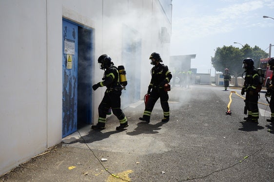 Bomberos actúan en el simulacro en Vícar.
