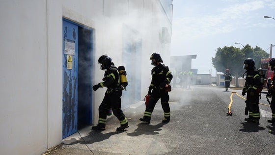 Un simulacro para recrear el incendio que asoló 14.000 metros cuadrados en una fábrica en Vícar