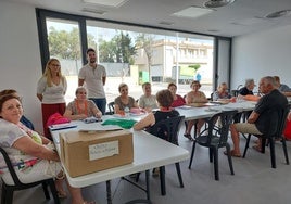 Los vecinos disfrutan del taller de 'Envejecimiento Activo'.