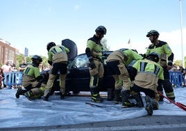 Los bomberos realizaron labores en una de las actividades.